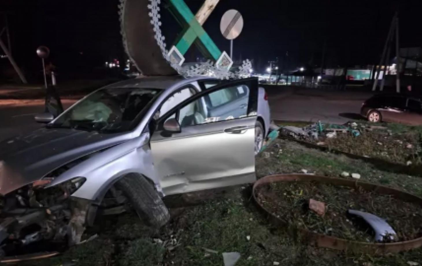 В Яловенском районе автомобиль врезался в крест у дороги