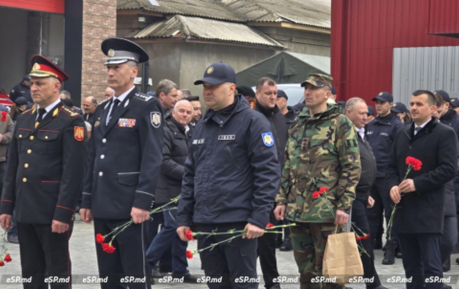 В Бельцах отметили День спасателя: наградили заслуженных, почтили память погибших