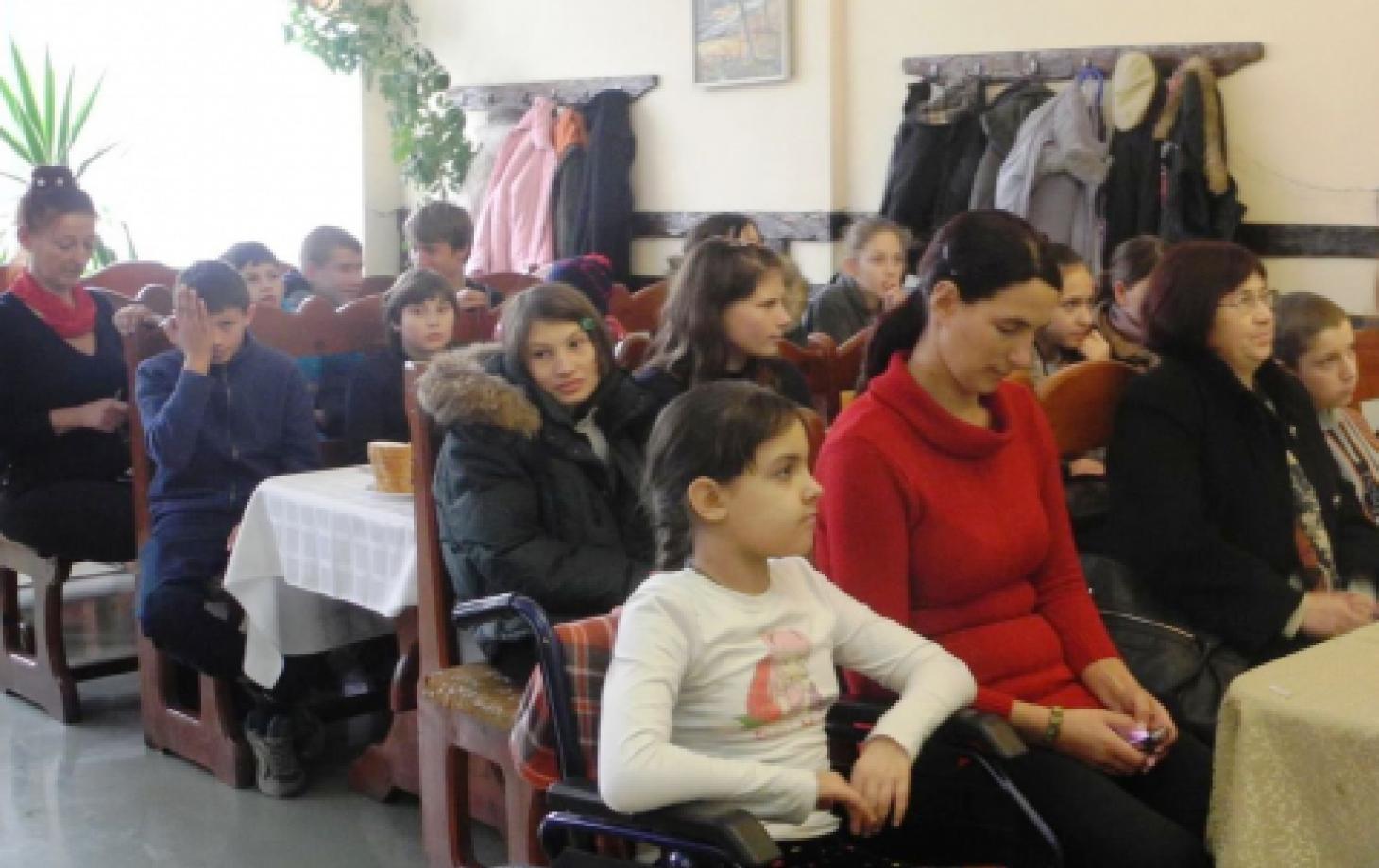 Магдалена и Наталья Чобану вместе с другими детьми из Яловен участвуют в публичных обсуждениях по правам человека