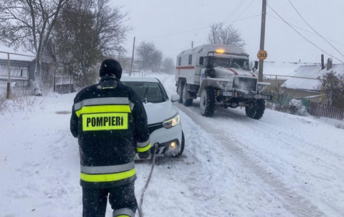 В Кишинёве спасатели помогли семье довезти ребёнка к врачу в метель | СП -  Новости Бельцы Молдова