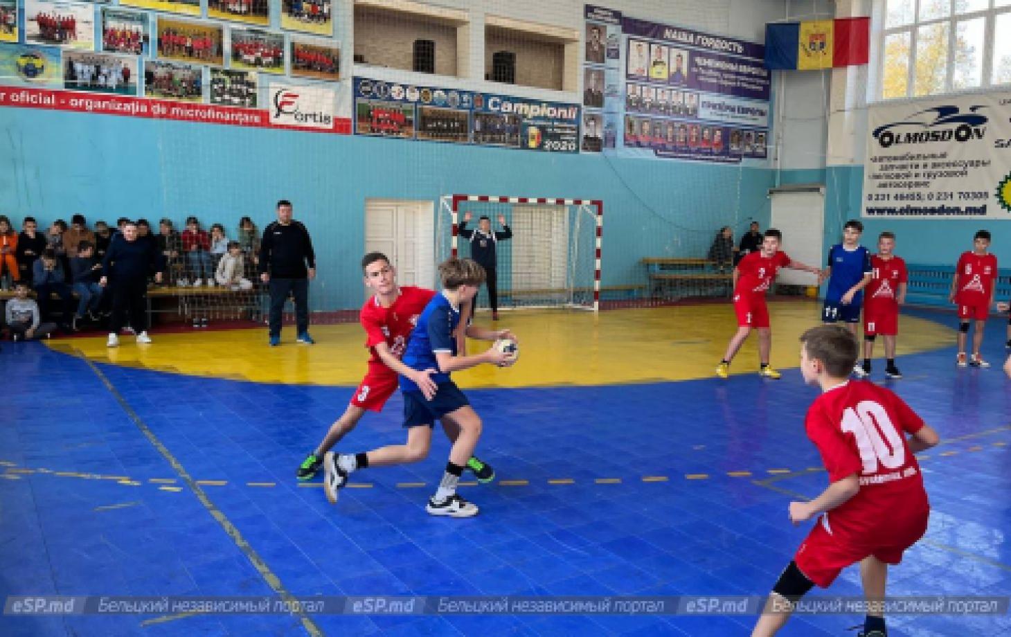 В Бельцах проходит юношеский чемпионат республики по гандболу