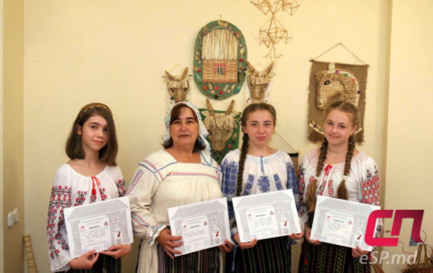 Евгения Молдовану и её воспитанницы. Tezaur Бельцы