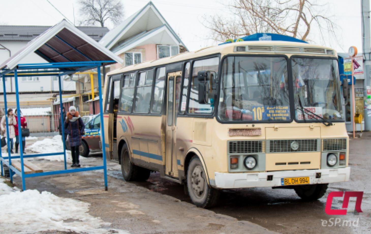 Автобус №10 на остановке в Бельцах