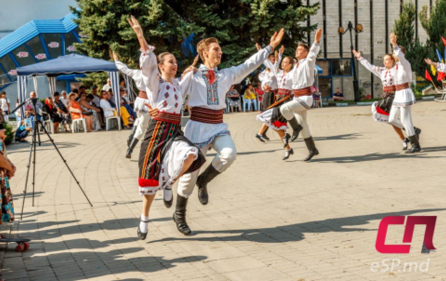 День Независимости Республики Молдова в Бельцах. Молдавские народные костюмы, танцы