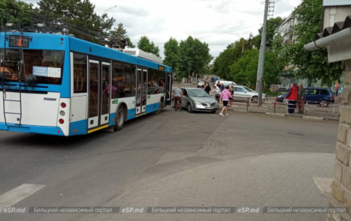 На Кишинёвском мосту в Бельцах произошла авария: троллейбус врезался в  машину | СП - Новости Бельцы Молдова