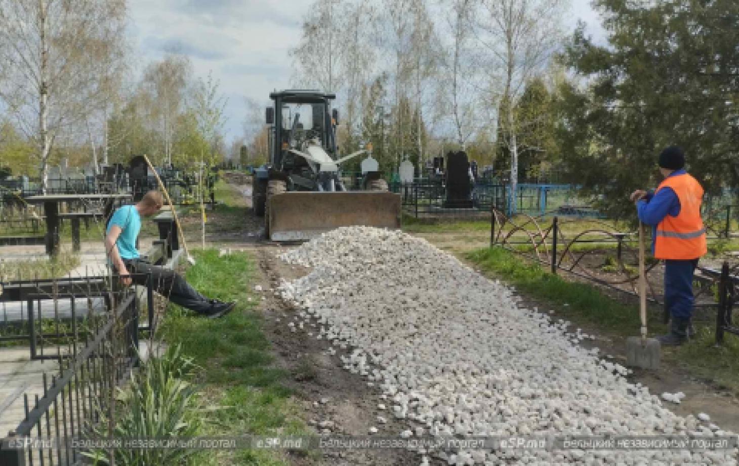 На старом бельцком кладбище готовят дороги к Поминальным дням