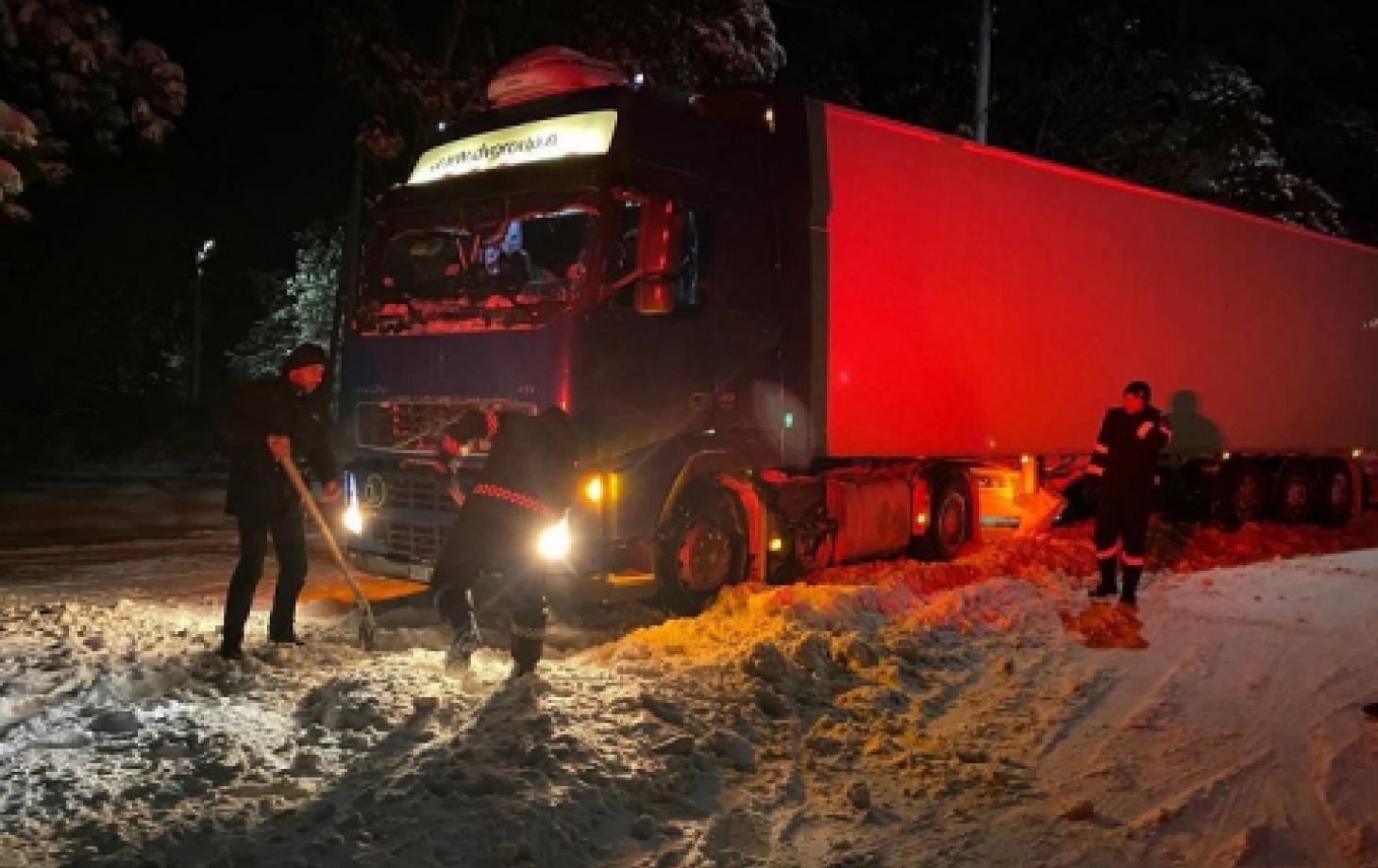 Ночью карабинеры вытащили машину в Садовом и грузовик на въезде в Бельцы |  СП - Новости Бельцы Молдова