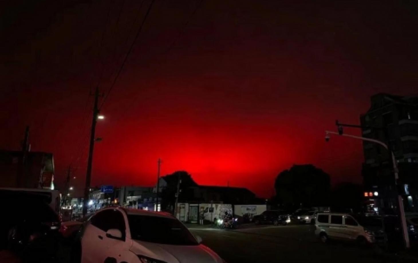 Небо над китайским городом необъяснимым образом становится кроваво-красным, признаки апокалипсиса?