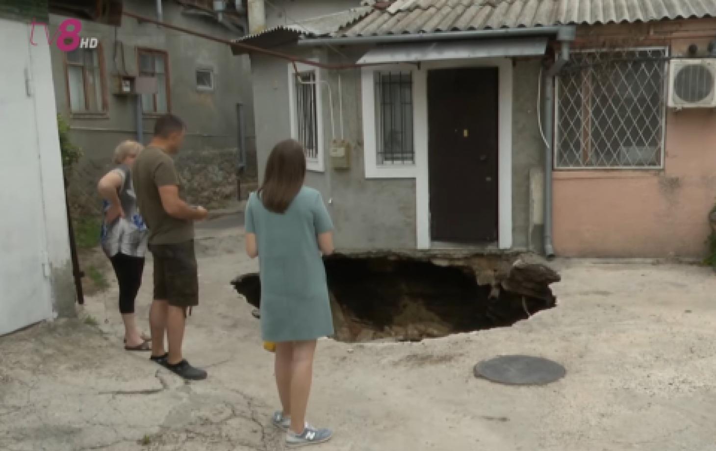 В Кишинёве у двери дома образовался кратер. Стены под угрозой обрушения |  СП - Новости Бельцы Молдова