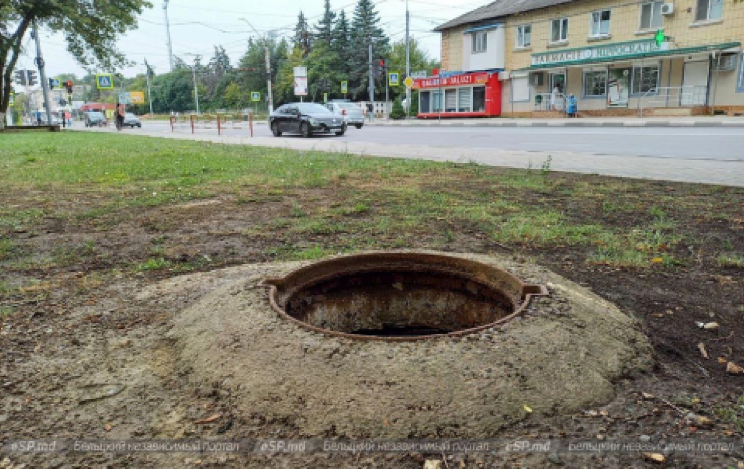 В Бельцах на ул. Штефана чел Маре не могут закрыть люк, потому что не нашли  его хозяина | СП - Новости Бельцы Молдова