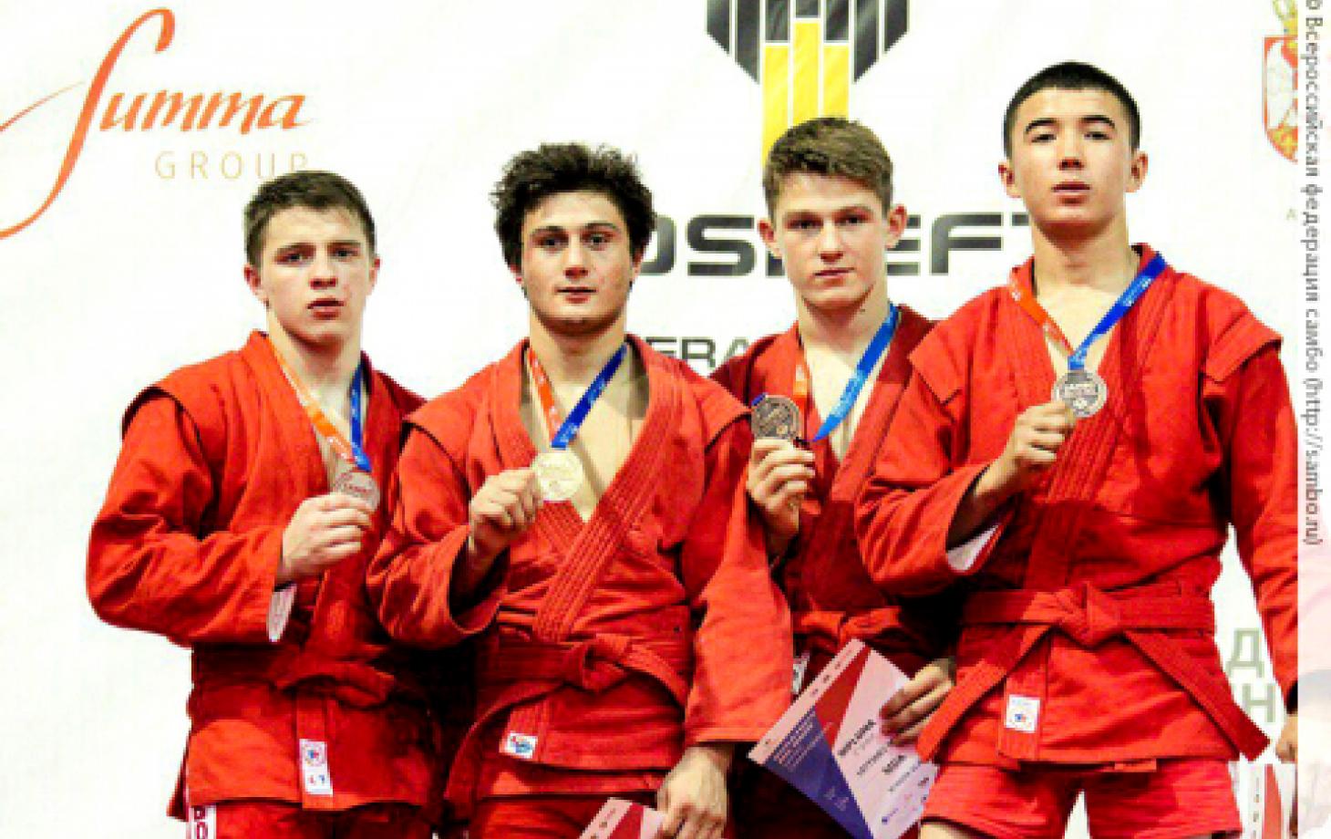 Марк Латышев (второй справа) с медалью мирового первенства