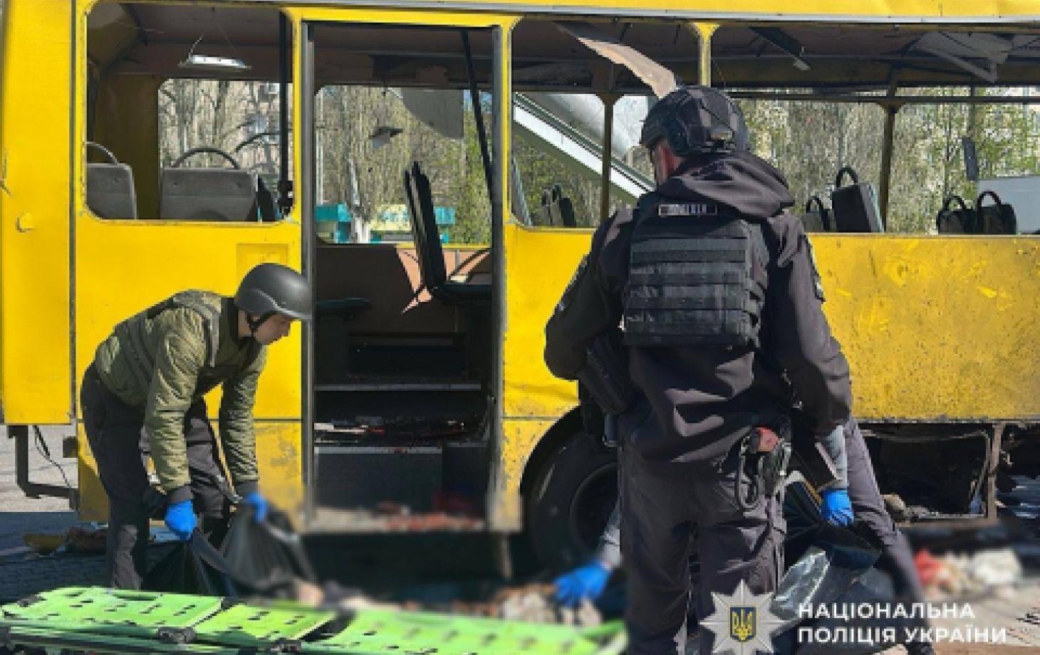В Никополе дрон атаковал городской автобус у остановки: погибли 4 человека, 16 ранены