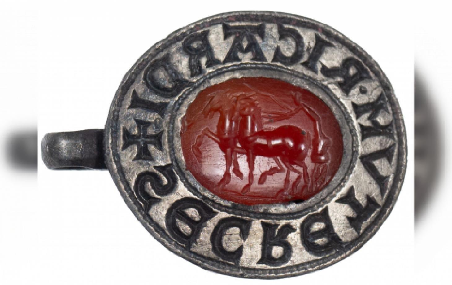 В Англии нашли средневековую печать с древнеримским камнем и колесницей