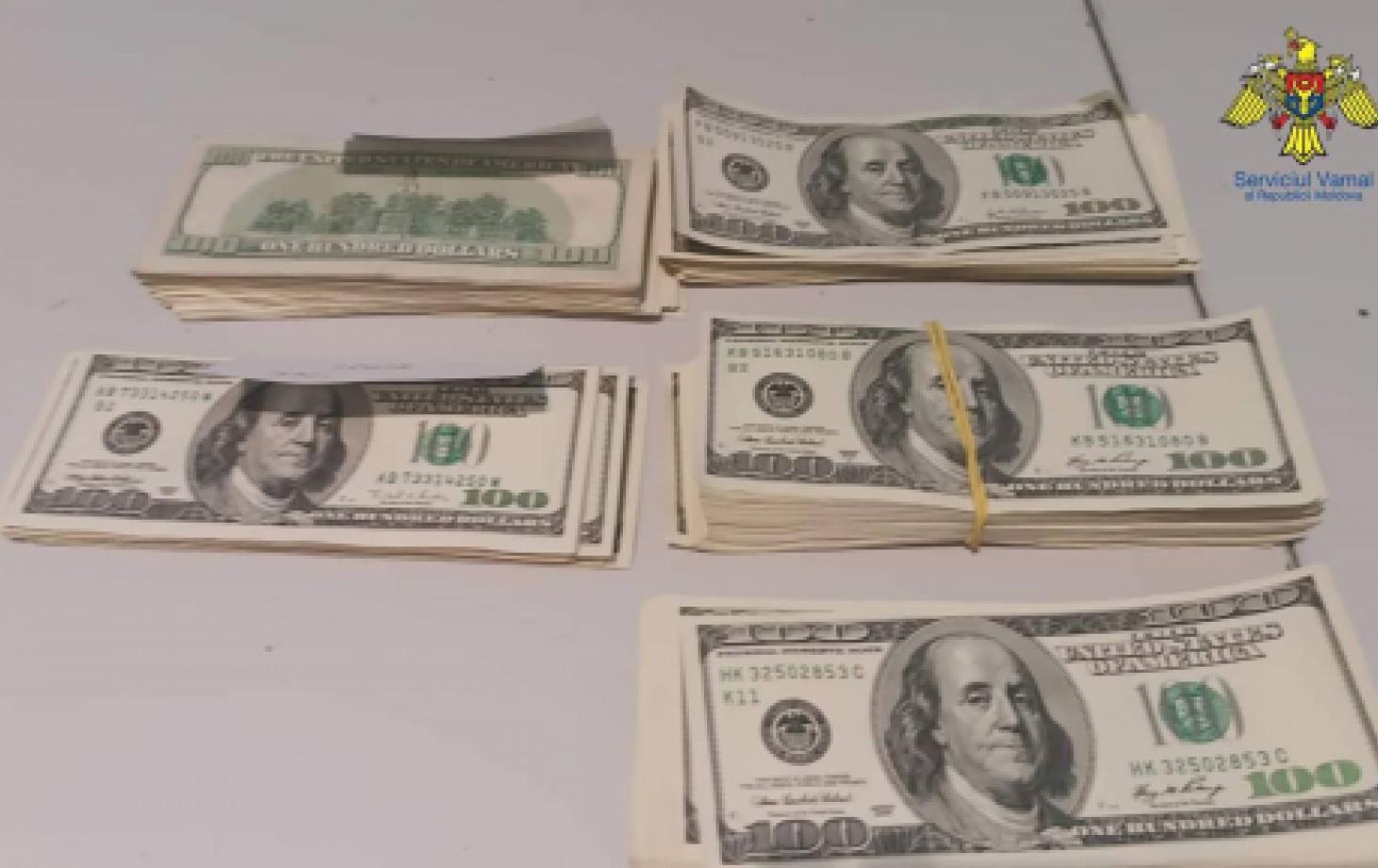 Иностранка пыталась незаконно провезти 27 000 долларов через аэропорт