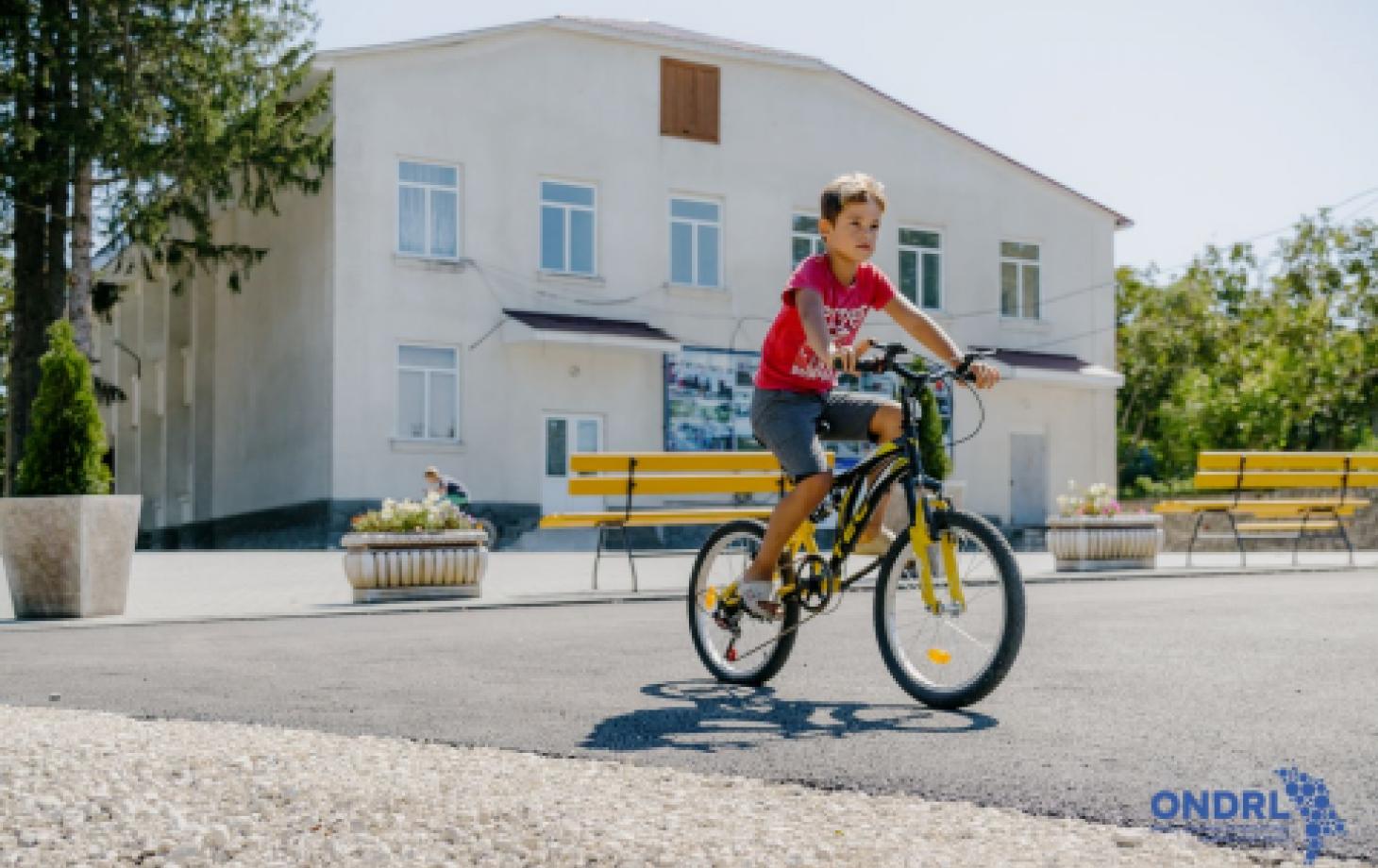 В коммуне Ротунда Единецкого района обустроили современную площадку у Дома культуры