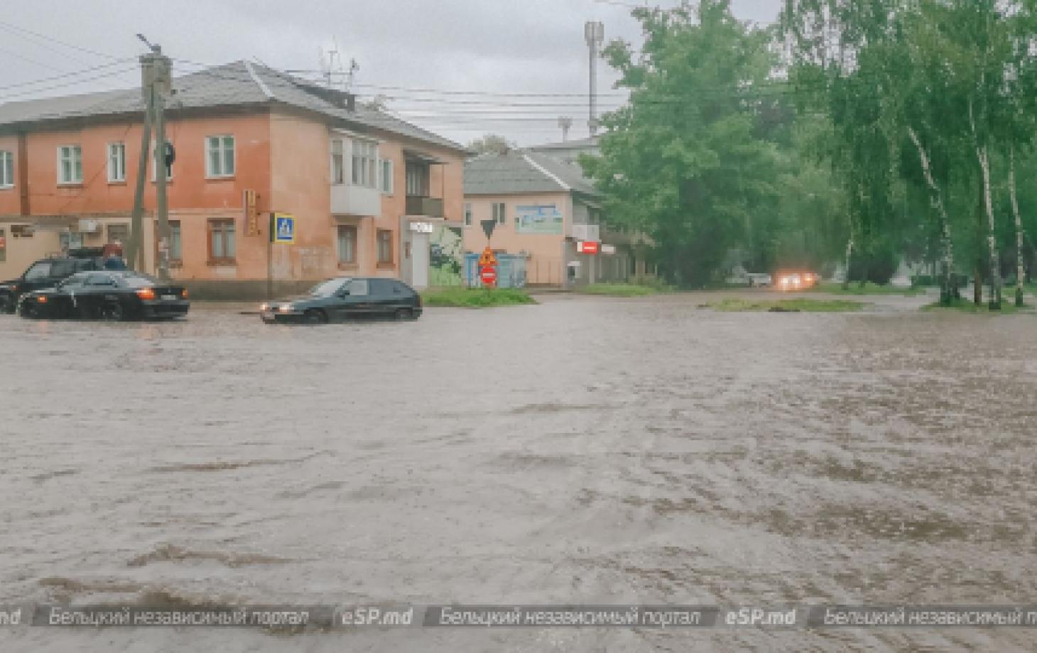 Бельцкие спасатели эвакуировали пятерых человек из застрявшей в воде машины  | СП - Новости Бельцы Молдова