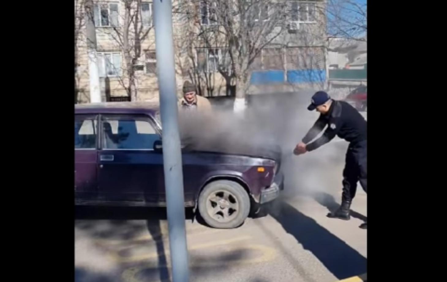 В Сороках полицейский предотвратил возгорание автомобиля на дороге | СП -  Новости Бельцы Молдова