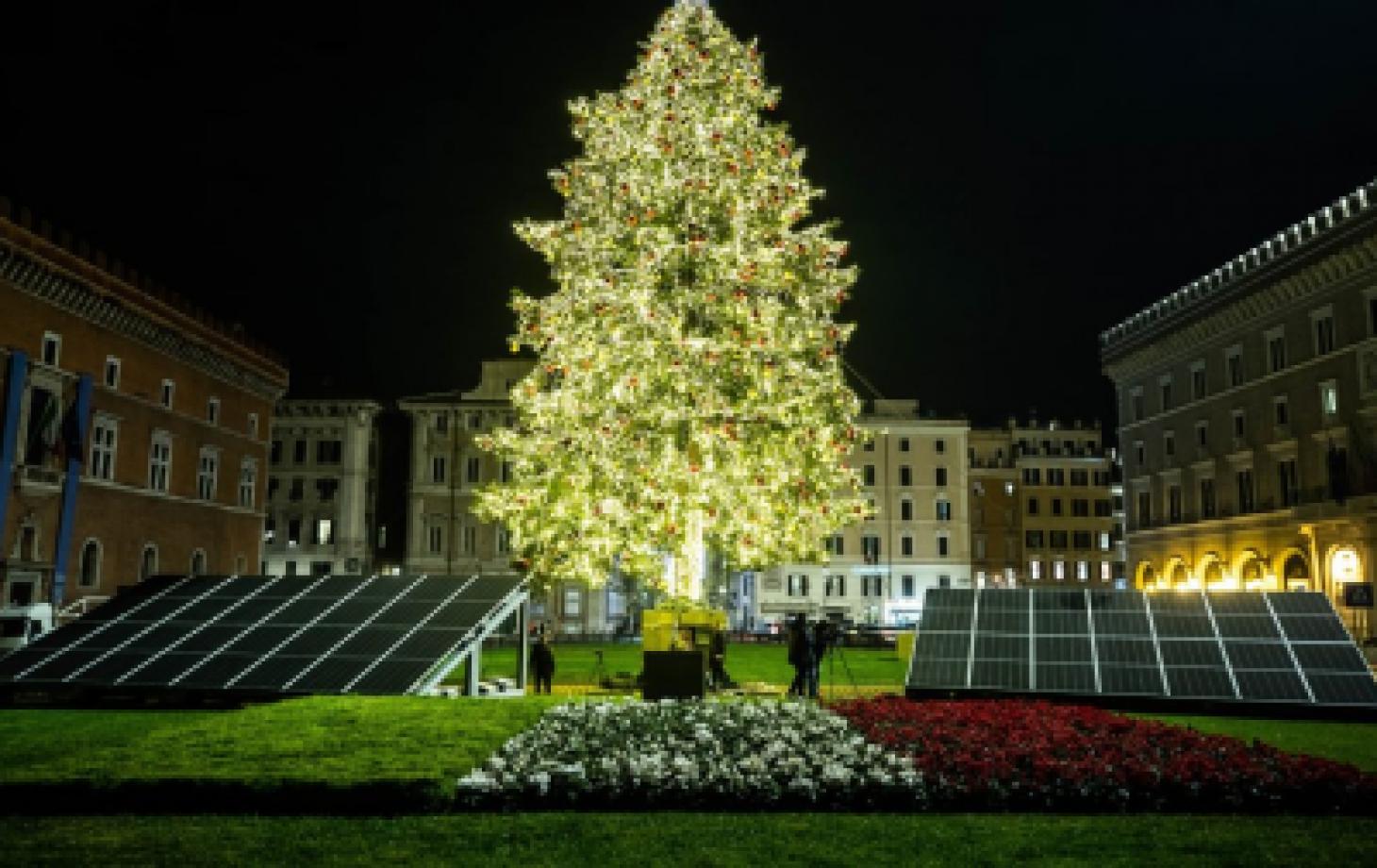 Luminile pomului de Crăciun alimentate cu energie solară de la Roma stârnesc dispute din cauza panourilor ,,urâte"