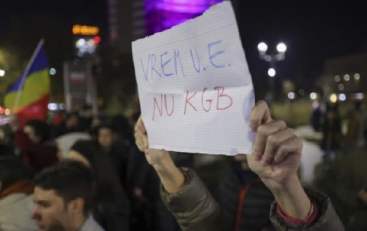 București: Sute de tineri au protestat împotriva lui Călin Georgescu