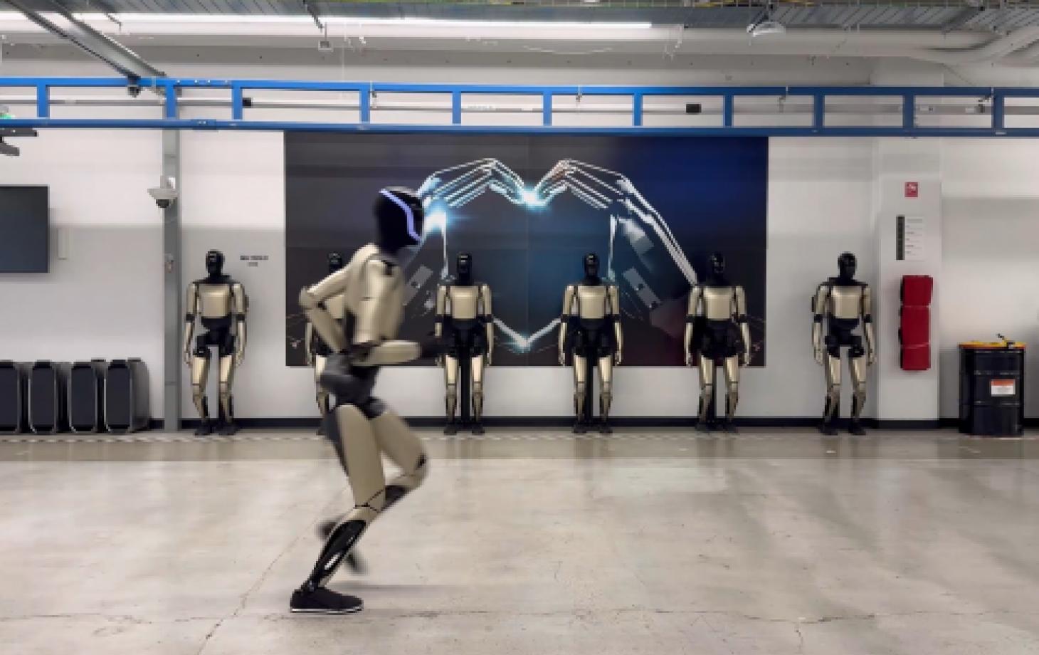 Tesla выложила видео с Optimus: гуманоидный робот бегает и держит баланс