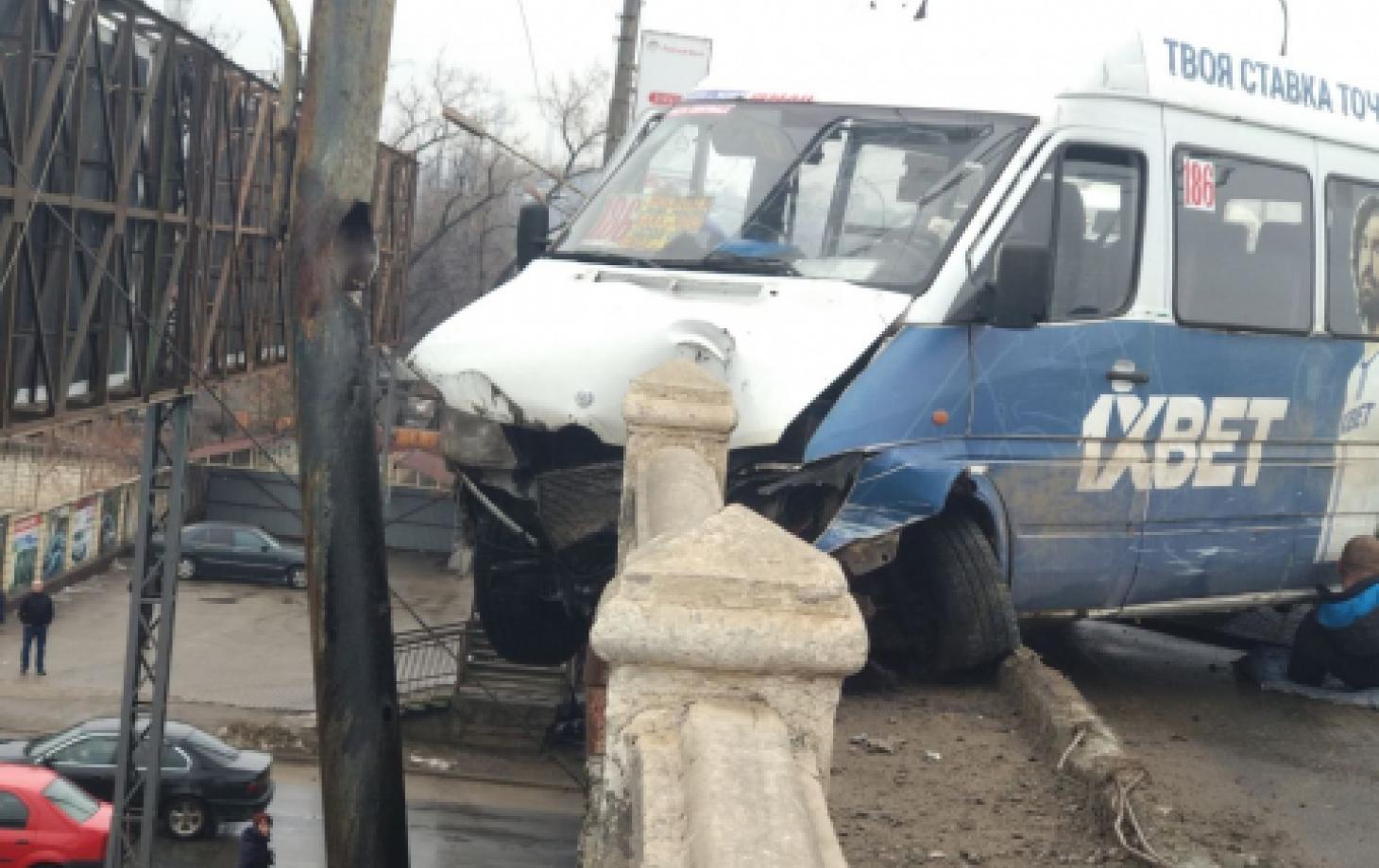 Водитель и пассажиры кишинёвской маршрутки, едва не рухнувшей с моста, были  пьяны | СП - Новости Бельцы Молдова