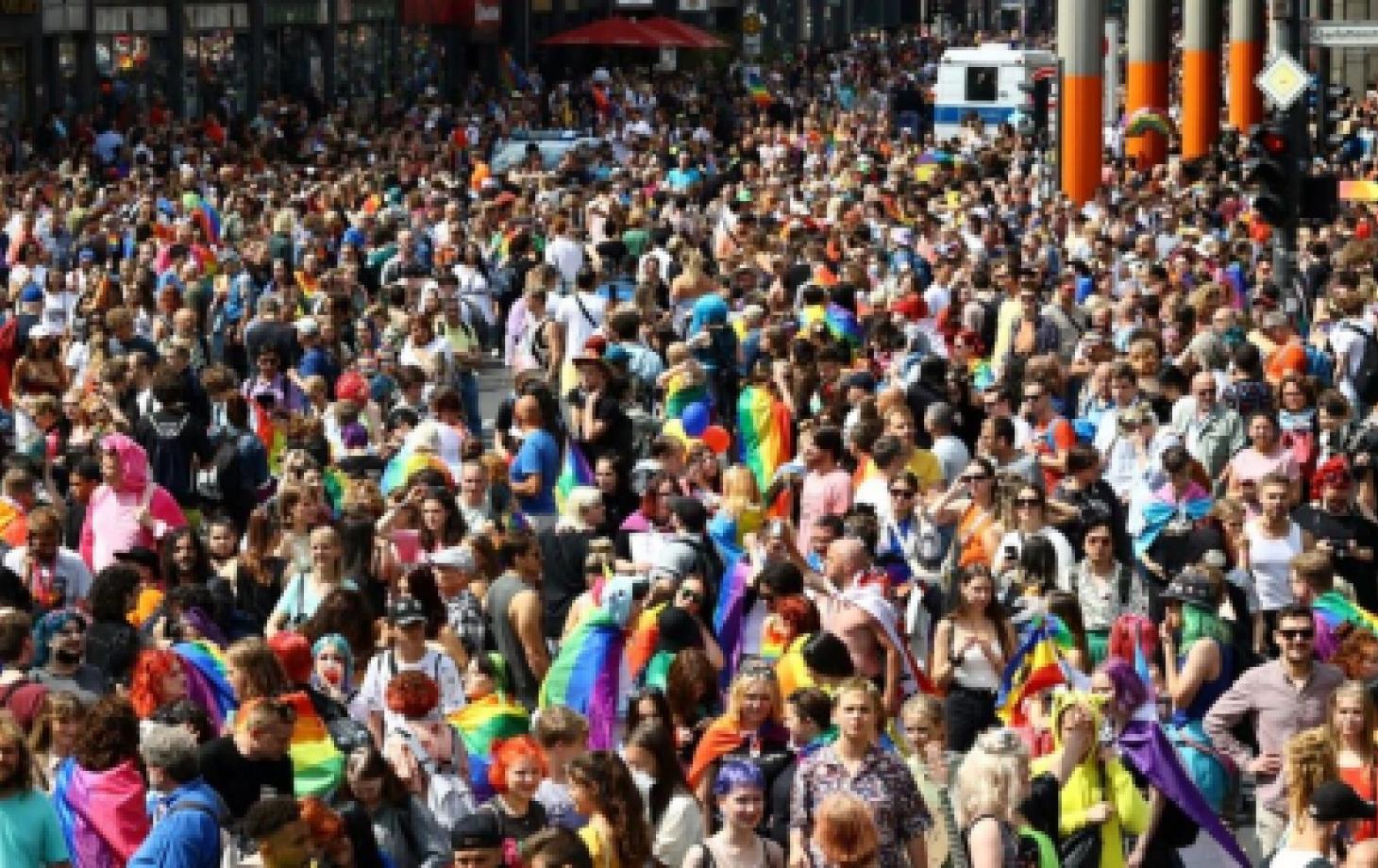 Гей-парад в Берлине: более 100 тысяч человек выступили против войны и  дискриминации | СП - Новости Бельцы Молдова