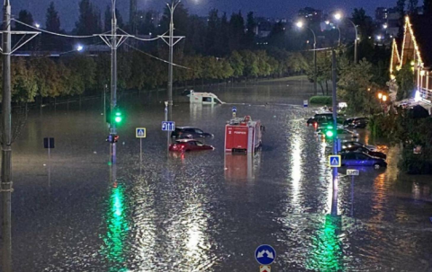 В Кишиневе сильный ливень затопил улицы: в ловушке оказались автобус и  скорая с людьми | СП - Новости Бельцы Молдова