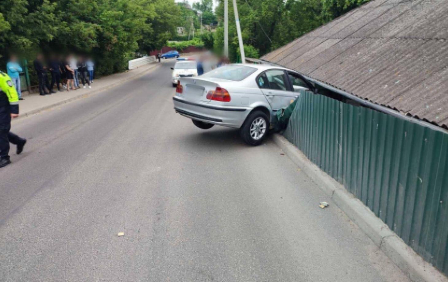 Автомобиль BMW врезался в забор жилого дома на одной из улиц Сорок