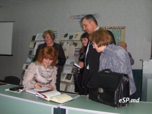 Автор Татьяна Соловьёва подписывает книги первым читателям