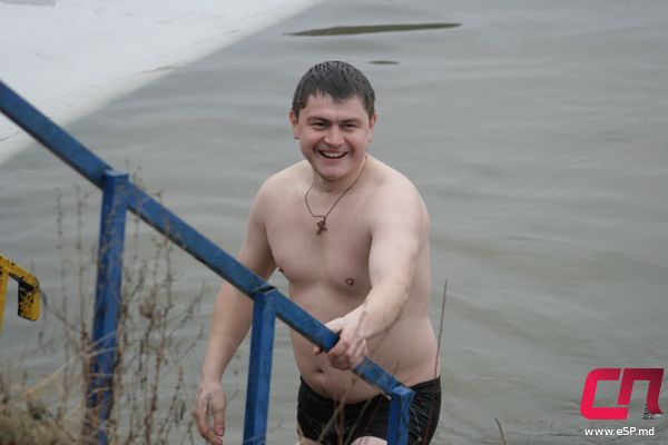 Люди выходили из воды с улыбкой.