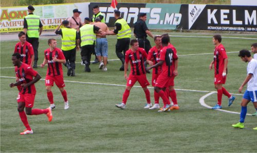 Первые голы и победа «Зари»